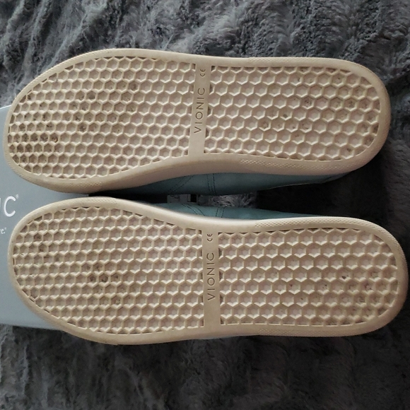 VIONIC Jean Suede Water Resistant Sneakers with "free socks" - Picture 4 of 7